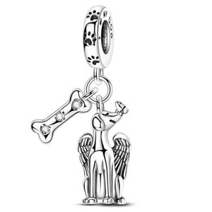 K&ouml;nnte beinhalten: Ein silberner Charm mit einem Hunde-, Knochen- und Pfotenabdruck-Design. Der Charm zeigt einen Hund mit Fl&uuml;geln, einen Knochen mit drei klaren Steinen und ein Pfotenabdruck-Design auf der Oberseite. Der Charm ist ein Anh&auml;nger.