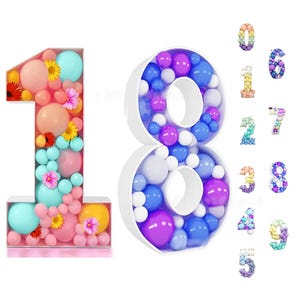 Op de afbeelding: Witte cijfers 1 en 8 als ballonnenframes gevuld met kleurrijke ballonnen en bloemen. Extra cijfers van 0-9 zijn ook afgebeeld, elk gemaakt van kleine ballonnen. De ballonnen zijn in tinten roze, blauw, paars en geel.