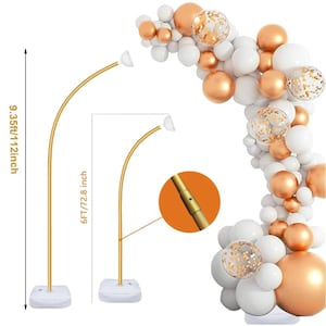 Puede incluir: Un soporte de arco de globos dorado con base blanca, mostrado con una guirnalda de globos blancos, dorados y llenos de confeti. El soporte mide 285 cm de alto. Una versión más pequeña mide 220 cm de alto.