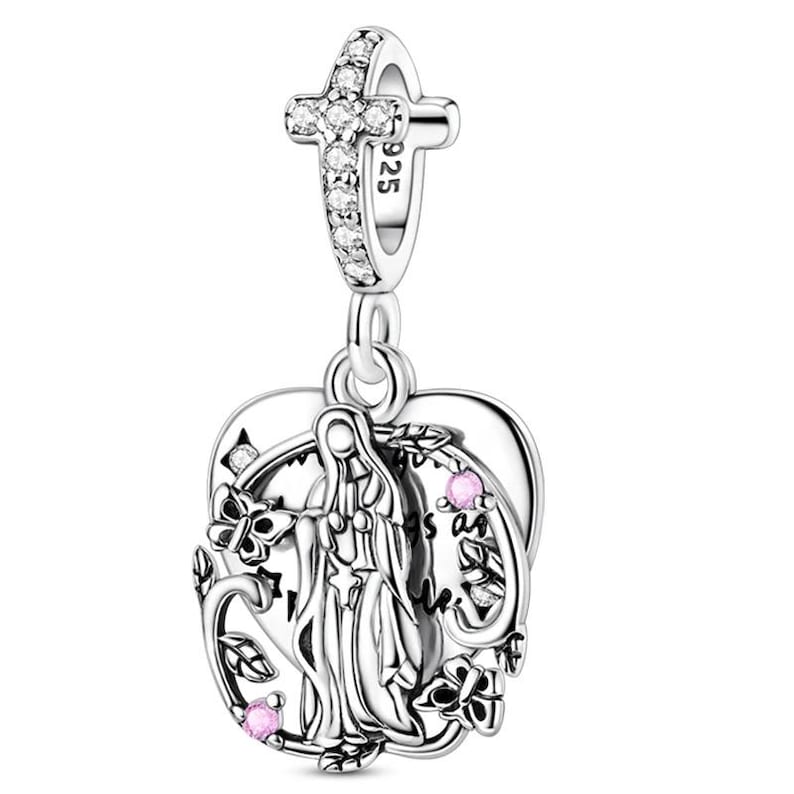 K&ouml;nnte beinhalten: Ein silberner Charm-Anh&auml;nger mit einem Kreuz an der Spitze, verziert mit klaren Kristallen. Der Charm-Anh&auml;nger hat einen herzf&ouml;rmigen Anh&auml;nger mit einer religi&ouml;sen Figur, floralen Akzenten und rosa Edelsteinen. Der Anh&auml;nger ist mit aufwendigen Designs und der Zahl "925" versehen.