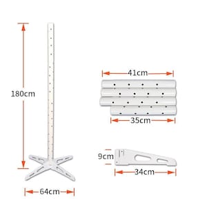 Op de afbeelding: Witte metalen plantenstandaard met een kruisvormige basis, 64 cm breed en 180 cm hoog. Inclusief vier witte buizen, elk 35 cm lang en 41 cm breed, met gelijkmatig verdeelde zwarte stippen. Inclusief een witte beugel, 34 cm lang en 9 cm breed.