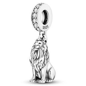 K&ouml;nnte beinhalten: Ein silberner Charm mit einem L&ouml;wenanh&auml;nger. Der Charm hat einen Ring mit klaren Steinen und dem Text "S925". Der L&ouml;we ist mit einer M&auml;hne detailliert und sitzt.