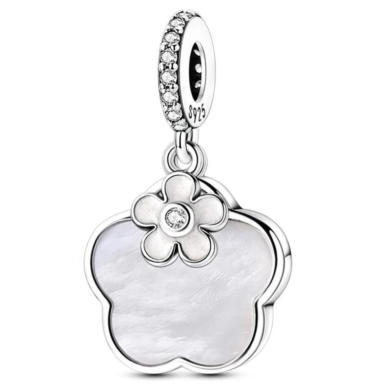 K&ouml;nnte beinhalten: Ein silberner Charm mit Blumenmuster. Der Charm hat eine gro&szlig;e, f&uuml;nfbl&auml;ttrige Bl&uuml;tenform mit einem Perlmuttzentrum. Eine kleinere Blume mit einem klaren Stein sitzt oben. Die obere Schlaufe ist mit klaren Steinen besetzt.