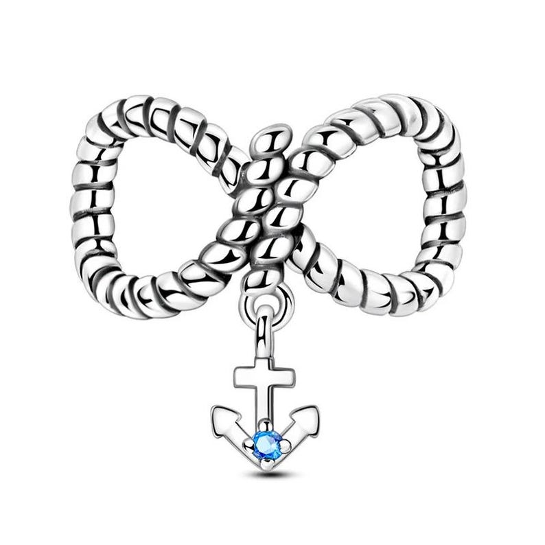 K&ouml;nnte beinhalten: Ein silberfarbener Charm-Anh&auml;nger mit einem Unendlichkeitszeichen-Design und einer seilartigen Textur. Ein kleiner Anker-Charm mit einem blauen Edelstein h&auml;ngt von der Mitte des Unendlichkeitszeichens. Der Charm ist f&uuml;r Schmuck.