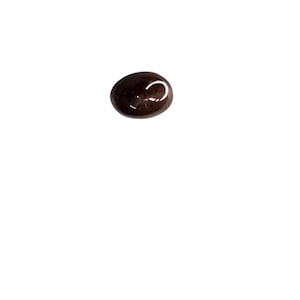Op de afbeelding: Een enkele donkerbruine chocolade snoep, geïsoleerd op een witte achtergrond.