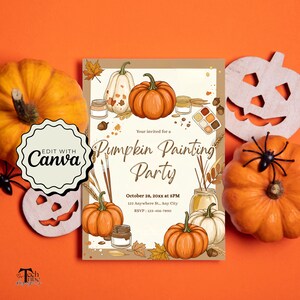Puede incluir: Un fondo naranja con una invitación a una fiesta de pintura de calabazas. La invitación presenta ilustraciones de calabazas, botes de pintura y pinceles. El texto dice "Pumpkin Painting Party" con fecha, hora e información de RSVP. También hay calabazas decorativas y una linterna.