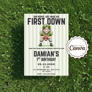 Puede incluir: Una invitación de cumpleaños con temática de fútbol con el texto "OUR ROOKIE JUST MADE HIS FIRST DOWN". La invitación presenta una ilustración de un jugador de fútbol americano e incluye detalles para el primer cumpleaños de Damián.