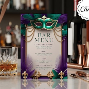 Op de afbeelding: Een decoratieve menukaart voor de bar met een Mardi Gras-thema. De kaart toont een groen en goud masker, paarse en groene veren en gouden accenten. De kaart vermeldt drankjes, wijn, bier en frisdranken.