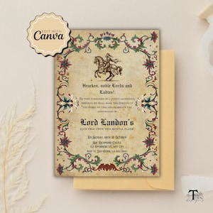 Op de afbeelding: Een uitnodiging met een middeleeuws thema, met een illustratie van een ridder te paard. De tekst kondigt een jubileumviering aan. De uitnodiging is op verouderd papier met bloemen- en krulranden en bevat een envelop.
