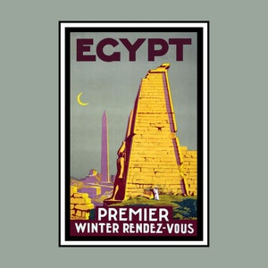 Op de afbeelding: Een vintage reisposter die reclame maakt voor een reis naar Egypte. De poster toont een gele en bruine illustratie van een groot oud bouwwerk met een kleinere obelisk op de achtergrond. De tekst op de poster luidt "EGYPT PREMIER WINTER RENDEZ-VOUS".