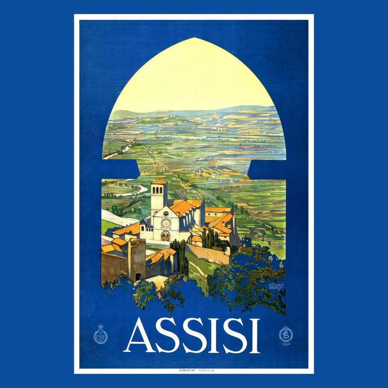 Op de afbeelding: Een vintage reisposter die reclame maakt voor Assisi, Itali&euml;. De poster toont een kleurrijke illustratie van de Basiliek van San Francesco, een kerk in Assisi, gezien door een gebogen raam. De tekst "ASSISI" is gedrukt in witte letters op een blauwe achtergrond.
