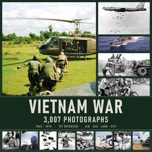 Op de afbeelding: Een collage van historische Vietnamoorlog-foto's met militaire helikopters, vliegtuigen, marineschepen, tanks en soldaten. De tekst luidt VIETNAM WAR 3,007 PHOTOGRAPHS 1963 - 1975 TET OFFENSIVE AIR SEA LAND CITY op een donkergroene achtergrond.