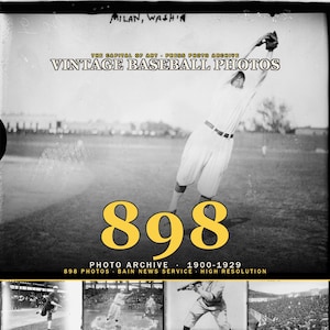 Può includere: Una collezione digitale di 898 foto di baseball vintage dal 1900 al 1929, con un'immagine in bianco e nero di un giocatore che cerca di prendere una palla. Il testo include "THE CAPITAL OF ART - PRESS PHOTO ARCHIVE VINTAGE BASEBALL PHOTOS" e "BAIN NEWS SERVICE".
