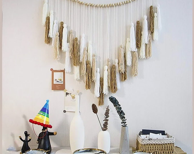 Pompons suspendus pour décoration artistique dans le couloir. Tapisserie tissée bohème. Rideau bohème dans le salon. Décoration d'art à suspendre au mur de la chambre. Macramé maison.