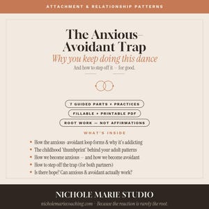 Puede incluir: Un documento digital titulado The Anxious-Avoidant Trap, con texto sobre patrones de apego, 7 partes guiadas, formato PDF rellenable y trabajo de raíz. Enumera temas como las huellas de la infancia y la formación de bucles.