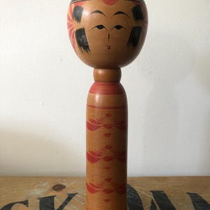 Vintage Japanese Kokeshi Doll by Yusaku Mina – Yajirō Style – Hand Painted Red Floral Motif, 24cm