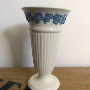 Vintage jaren 1950 Wedgwood Etruria & Barlaston-trompetvaas met reliëf Queensware