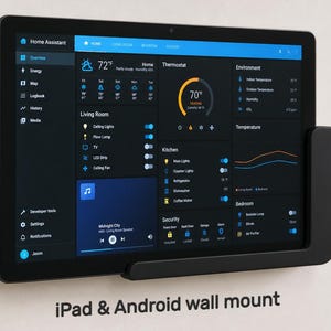 Op de afbeelding: Een zwarte wandhouder voor een tablet met een tablet die een Home Assistant-dashboard toont met weer, thermostaat en smart home-bediening. Het scherm toont iconen voor verlichting, media en beveiligingsinstellingen. Tekst: iPad & Android wall mount.