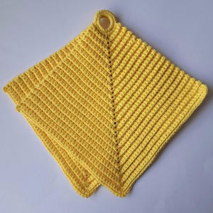 Könnte beinhalten: Zwei gelbe gehäkelte Topflappen mit einer Schlaufe.