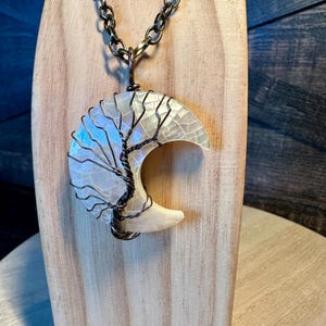 Draadhalsketting Halve Maan Levensboom – Celestial Boho Jewelry