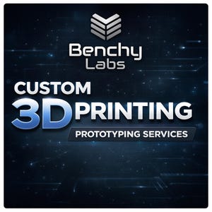 Może przedstawiać: Ciemnoniebieska grafika z napisami "Benchy Labs" i "Custom 3D Printing" w kolorze białym i niebieskim. Tekst "Prototyping Services" znajduje się na ciemnoszarym banerze.