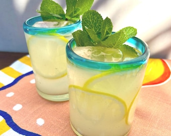 Vasos de vidrio mexicano soplados a mano – Borde turquesa, estilo costero, juego de 2