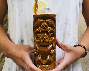Mug tiki cochon polynésien fait main - Verre à cocktail classique en céramique brune (360 ml / 12 oz)