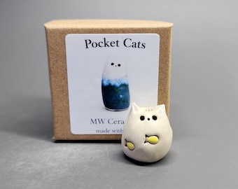 Miniaturowa figurka ceramiczna POCKET CAT, ręcznie robiona ceramika, uroczy kolekcjonerski kot, kociak kawaii, kieszonkowy przyjaciel, mały prezent