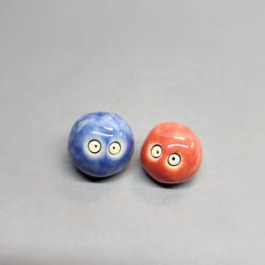 Due simpatici sassolini di supporto emotivo, minuscole creature in ceramica con occhi, amici da tasca, mini compagni da scrivania, decorazioni per vasi.