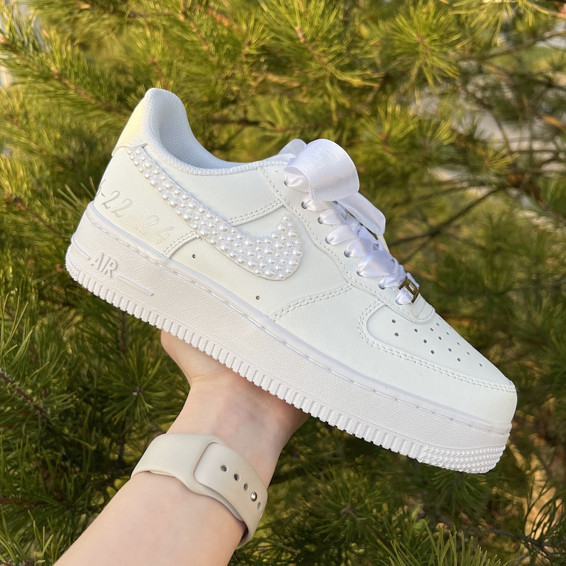 Hochzeit personalisierte Sneakers für die Braut / Air Force 1 Einzigartiges Hochzeitsgeschenk Bild 3