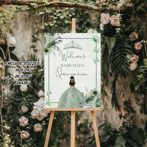Puede incluir: Un letrero de bienvenida para una quincea&ntilde;era con el texto "Welcome to Sadie Mae's Quincea&ntilde;era". El letrero presenta un dibujo de una ni&ntilde;a con un vestido verde y est&aacute; enmarcado con detalles florales verdes. Disponible en 3 tama&ntilde;os: 45,7 x 61 cm, 50,8 x 76,2 cm y 61 x 91,4 cm.