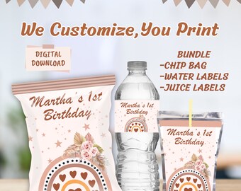 Puede incluir: Un paquete de suministros para fiestas imprimibles descargable digitalmente para un primer cumpleaños. El paquete incluye una bolsa de patatas fritas, etiquetas para botellas de agua y etiquetas para cajas de jugo. Las etiquetas presentan un arcoíris con corazones, estrellas y un diseño floral en tonos marrones, rosas y naranjas. El texto en las etiquetas dice "Martha's 1st Birthday".