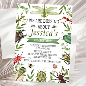 Könnte beinhalten: Eine farbenfrohe Einladung zu einer 10. Geburtstagsfeier mit Insekten-Thema. Die Einladung zeigt eine grüne Libelle, einen roten Marienkäfer, einen grünen Käfer, eine braune Spinne und eine grüne Gottesanbeterin. Der Text auf der Einladung lautet "We are buzzing about Jessica's 10th Birthday. Saturday, August 24th 2:00-4:00 PM. Jessica's House. Anywhere Street Any City Avenue St 12345. RSVP to Michelle at 123-456-7890."