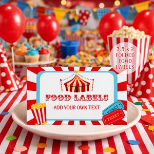 Könnte beinhalten: Eine Zirkus-Themen-Lebensmittelkartenetikett mit rot-weißen Streifen, einem blauen Rand und einer Zirkuszelt-Illustration. Die Karte lautet "FOOD LABELS - ADD YOUR OWN TEXT" und enthält Ticketgrafiken. Die Karte ist 8,89 x 5,08 cm groß.