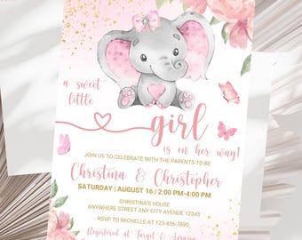Puede incluir: Una invitación de baby shower rosa y dorada con una ilustración de acuarela de un elefante gris con orejas rosas y un lazo rosa. El texto dice "a sweet little girl is on her way!" e incluye los nombres Christina y Christopher, la fecha y hora del evento, y la dirección. La invitación también incluye el texto "Registered at Target & Amazon".