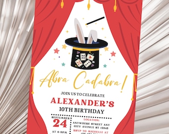 Könnte beinhalten: Rote und weiße Einladungskarte mit Zaubermotiv. Die Karte zeigt einen Zauberhut mit Hasenohren, Spielkarten und einen Zauberstab. Der Text enthält "Abra Cadabra!" und Details für eine Geburtstagsfeier.