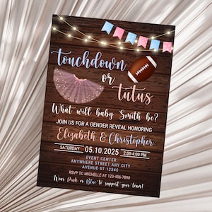 Puede incluir: Una tarjeta de invitación para revelación de género sobre un fondo de madera oscura con un balón de fútbol americano, un tutú rosa y luces. El texto dice: Touchdown or Tutus, What will baby Smith be? Join us for a gender reveal honoring Elizabeth & Christopher.
