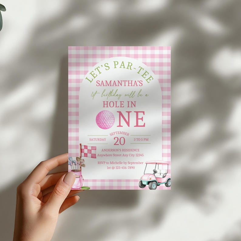 Peut inclure: Invitation rose et blanche &agrave; motif vichy pour une f&ecirc;te d'anniversaire sur le th&egrave;me du golf. L'invitation comporte le texte "LET'S PAR-TEE" et "HOLE IN ONE". Elle comprend un dessin de balle de golf et un chariot de golf.