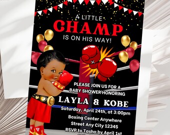 Op de afbeelding: Een babyborrel uitnodiging met een cartoon illustratie van een babyjongen die bokshandschoenen en een broek draagt in een boksring. De tekst luidt "A Little Champ Is On His Way!" en bevat de namen "Layla & Kobe", de datum "Saturday, April 24th, at 3:00pm", de locatie "Boxing Center Anywhere" en het adres "Street Any City 12345". De uitnodiging bevat ook RSVP-informatie.