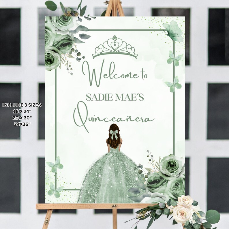 Puede incluir: Un letrero de bienvenida para una Quincea&ntilde;era, con una joven con un vestido verde, una tiara y detalles florales. El letrero dice "Welcome to Sadie Mae's Quincea&ntilde;era". Incluye 3 tama&ntilde;os: 45,7x61cm, 50,8x76,2cm y 61x91,4cm.