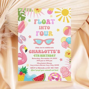 Puede incluir: Una invitación colorida para una fiesta de cumpleaños número 4 con un tema tropical. La invitación presenta un flotador de flamenco rosa, gafas de sol, conos de helado y el texto "Float into Four". La invitación es para la fiesta de cumpleaños número 4 de Charlotte, el sábado 24 de noviembre de 2024, de 2:00 pm a 4:00 pm en la casa de Charlotte. La información de RSVP está incluida en la invitación.