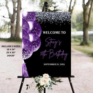 Peut inclure: Une pancarte de bienvenue pour une fête d'anniversaire en violet et argent avec le texte "Bienvenue à Stacy's 30th Birthday, September 20, 20XX". La pancarte présente des ballons violets avec des paillettes argentées et un fond noir.