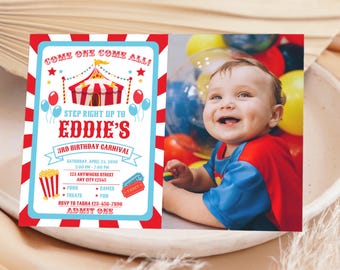 Pode incluir: Um convite de aniversário com tema de carnaval com uma foto de um bebê sorrindo. O convite tem uma borda listrada vermelha e branca e inclui o texto "Come One Come All!" e "Eddie's 3rd Birthday Carnival."