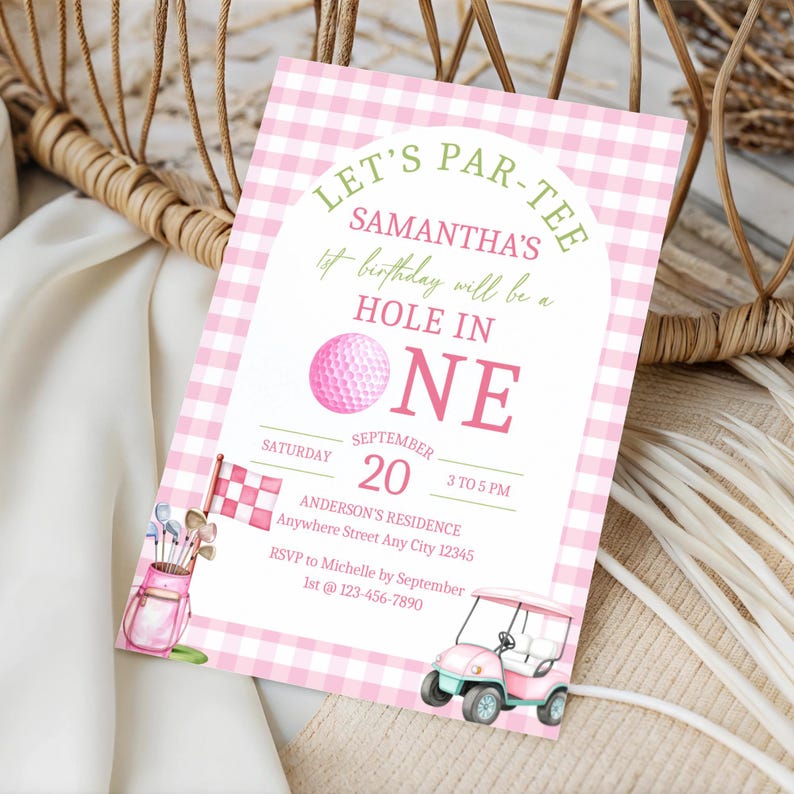 Peut inclure: Invitation rose et blanche &agrave; carreaux vichy pour une f&ecirc;te d'anniversaire sur le th&egrave;me du golf. L'invitation comporte le texte "LET'S PAR-TEE" et "HOLE IN ONE". Elle comprend une balle de golf, un chariot de golf et un sac de golf.