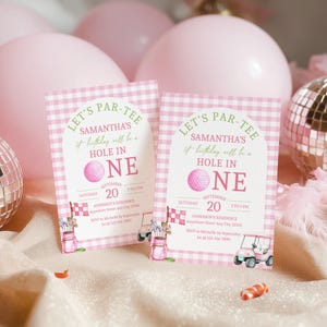 Peut inclure: Deux invitations d'anniversaire sur le th&egrave;me du golf, &agrave; carreaux roses et blancs, avec le texte "Let's Par-Tee" et "Hole in One". Les invitations comprennent un graphique de balle de golf, la date, l'heure et les informations RSVP. Ballons roses et boule disco en arri&egrave;re-plan.
