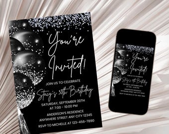 Puede incluir: Invitación a una fiesta de cumpleaños negra y plateada con un fondo de purpurina plateada y globos. La invitación dice "You're Invited!" e incluye el texto "Join us to celebrate Stacy's 30th Birthday".