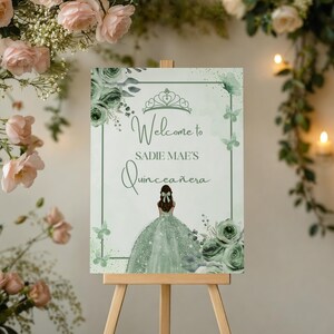 Puede incluir: Un letrero de bienvenida para una Quincea&ntilde;era, con el texto "Welcome to Sadie Mae's Quincea&ntilde;era". El letrero est&aacute; decorado con motivos florales y mariposas verdes y blancas, y un dibujo de una ni&ntilde;a con un vestido verde. En un caballete de madera.