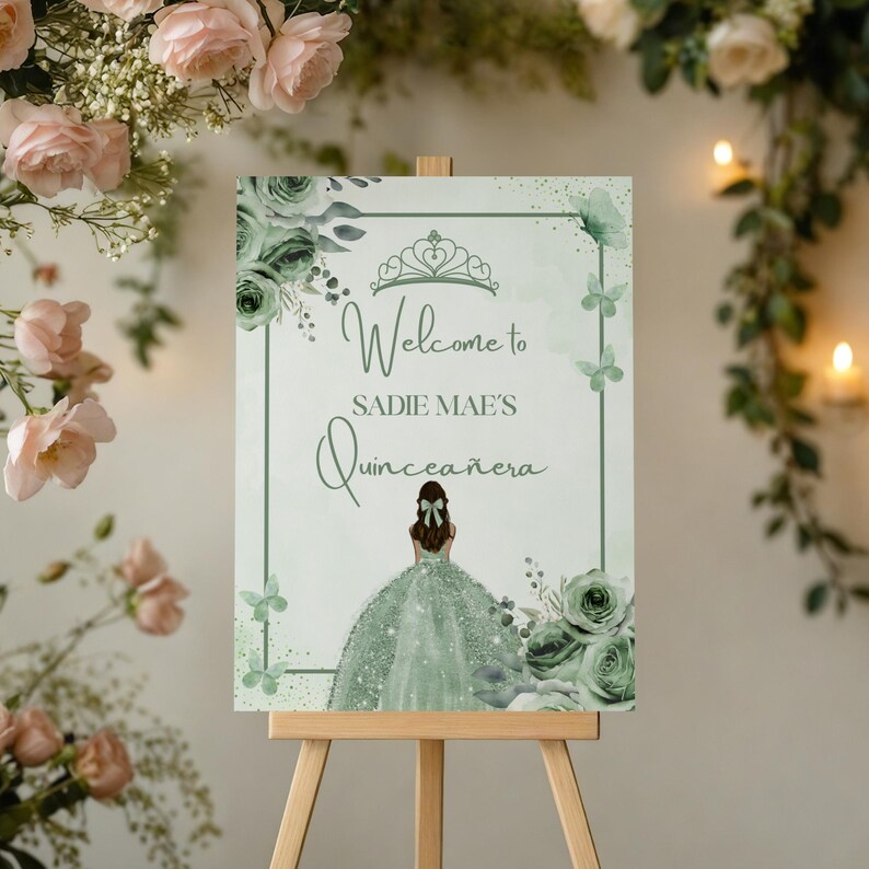 Puede incluir: Un letrero de bienvenida para una Quincea&ntilde;era, con el texto "Welcome to Sadie Mae's Quincea&ntilde;era". El letrero est&aacute; decorado con motivos florales y mariposas verdes y blancas, y un dibujo de una ni&ntilde;a con un vestido verde. En un caballete de madera.