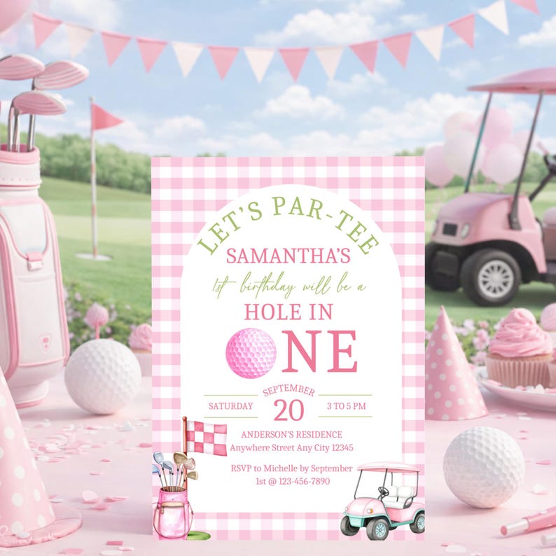 Peut inclure: Une invitation d'anniversaire sur le th&egrave;me du golf, rose et blanche, avec le texte "Let's Par-Tee" et "Samantha's 1er anniversaire sera un trou en un". L'invitation comprend un graphique de balle de golf et une illustration de voiturette de golf.
