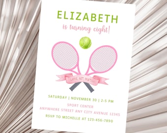 Puede incluir: Una invitación de cumpleaños de tenis rosa y verde para un niño de ocho años. La invitación presenta dos raquetas de tenis rosas con una pelota de tenis verde, una cinta rosa con el texto "Game, Set, Match!" y el texto "Elizabeth cumple ocho!" en verde. La invitación también incluye la fecha, la hora y la ubicación de la fiesta.